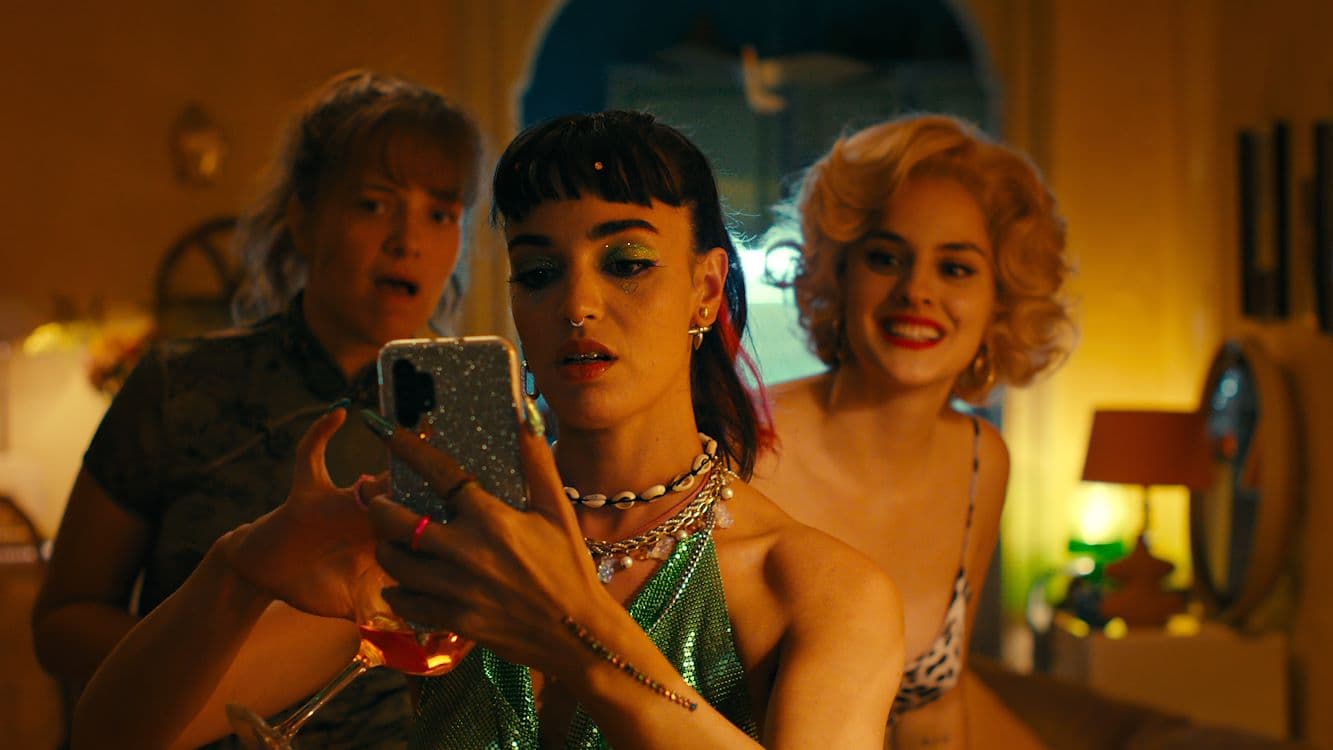 still van de film The Balconettes met Noemie Merlant