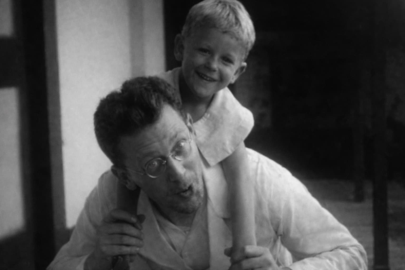 Still van de film De Indische tafel, jongens van de Japanse kampen